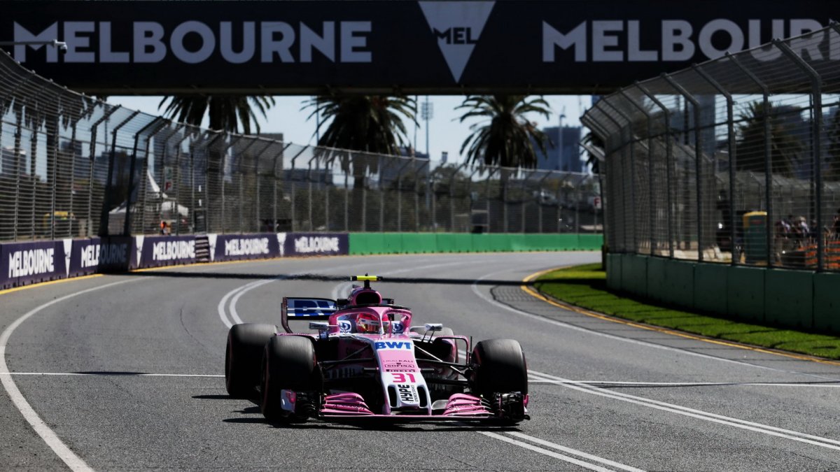 Esteban Ocon při pátečním tréninku v Melbourne v Austrálii