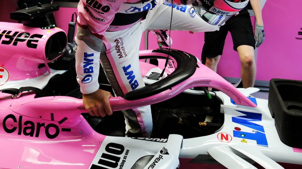 Ochrana kokpitu vozu Force India při pátečním tréninku v Melbourne v Austrálii