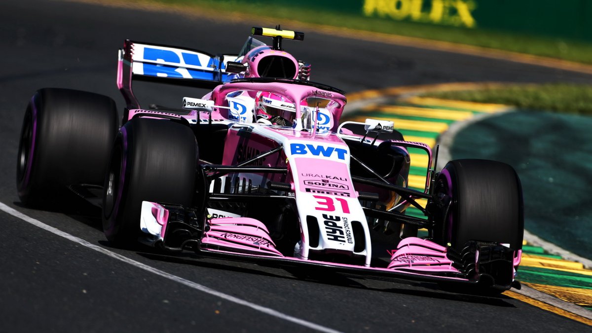Esteban Ocon při pátečním tréninku v Melbourne v Austrálii