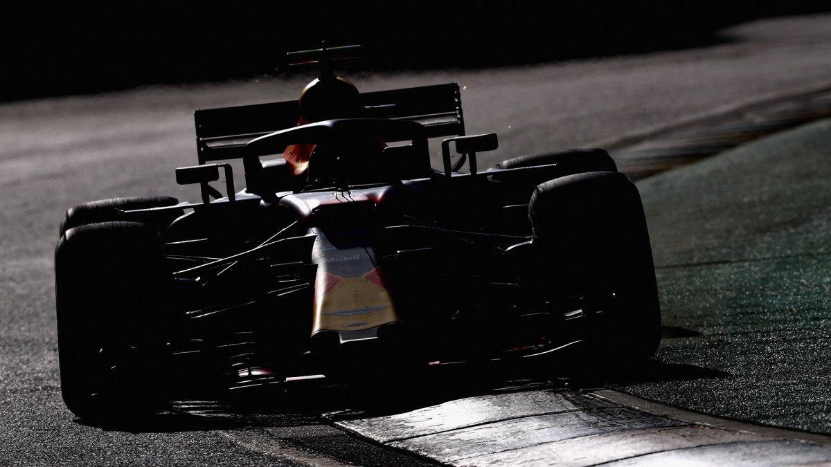 Max Verstappen při pátečním tréninku v Melbourne v Austrálii