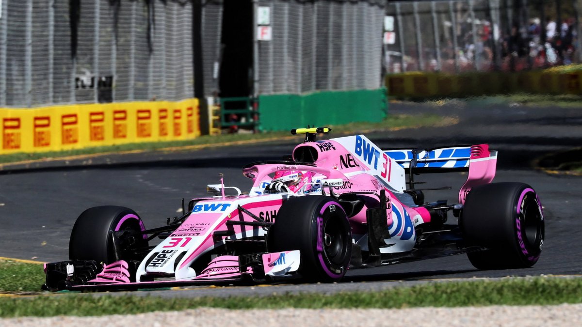Esteban Ocon při pátečním tréninku v Melbourne v Austrálii