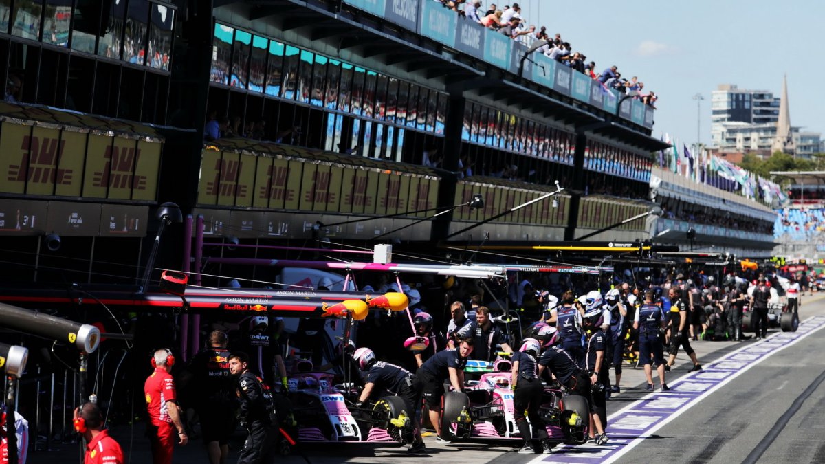 Plná pitlane při pátečním tréninku v Melbourne v Austrálii
