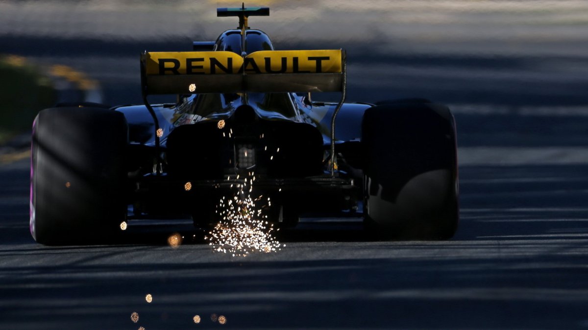 Renault RS18 zajiskřil při pátečním tréninku v Melbourne v Austrálii
