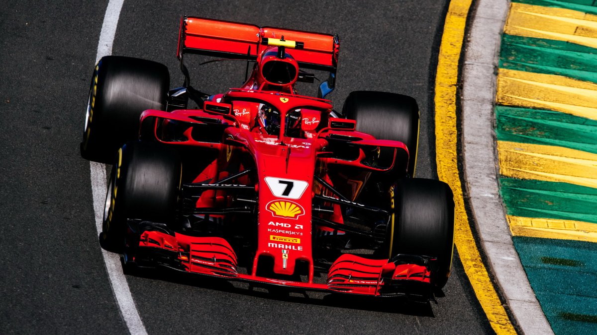 Kimi Räikkönen při pátečním tréninku v Melbourne v Austrálii