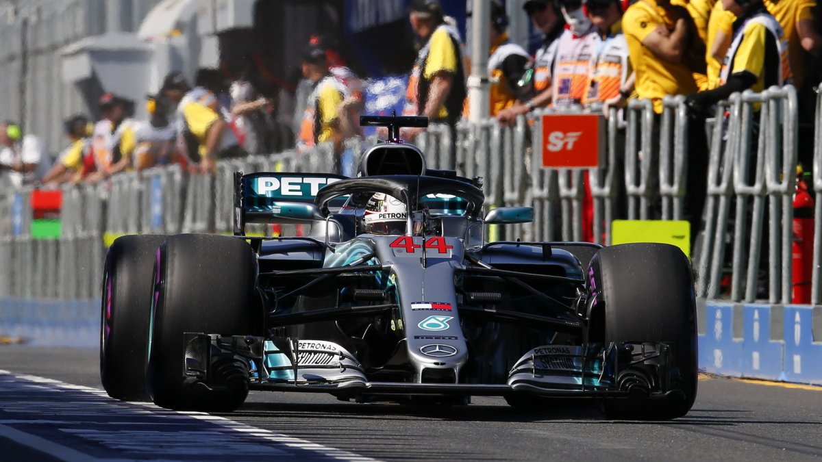 Lewis Hamilton při pátečním tréninku v Melbourne v Austrálii