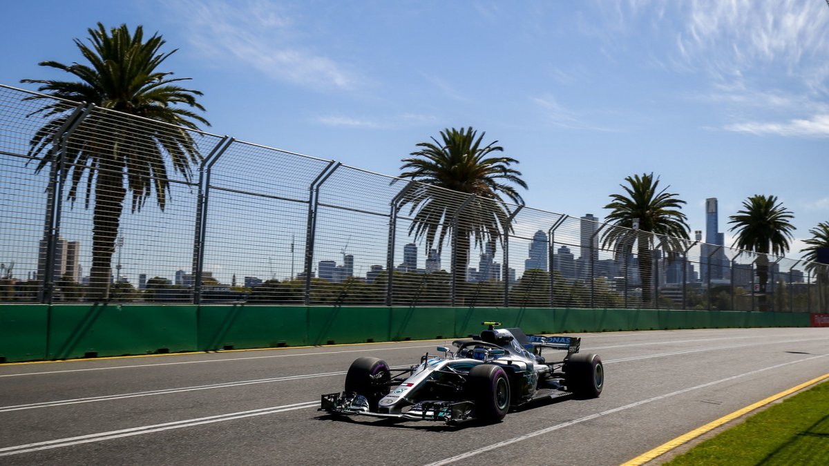 Valtteri Bottas při pátečním tréninku v Melbourne v Austrálii