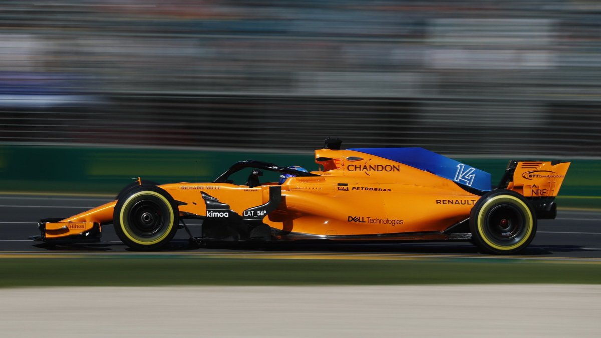 Fernando Alonso při pátečním tréninku v Melbourne v Austrálii
