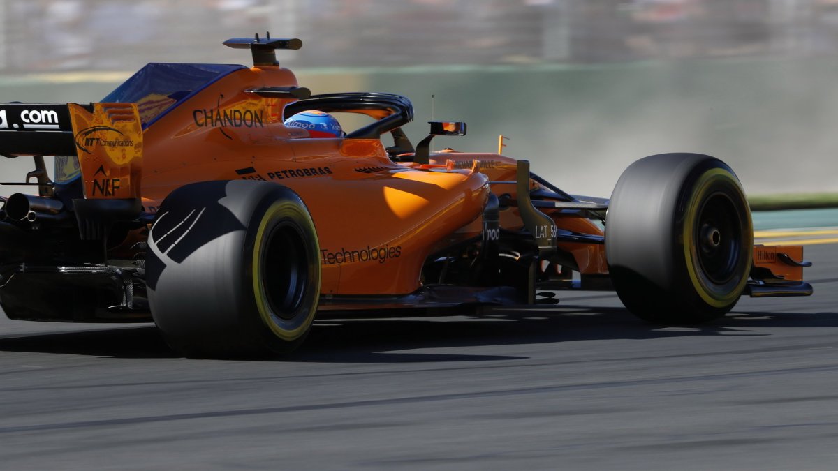 Fernando Alonso při pátečním tréninku v Melbourne v Austrálii