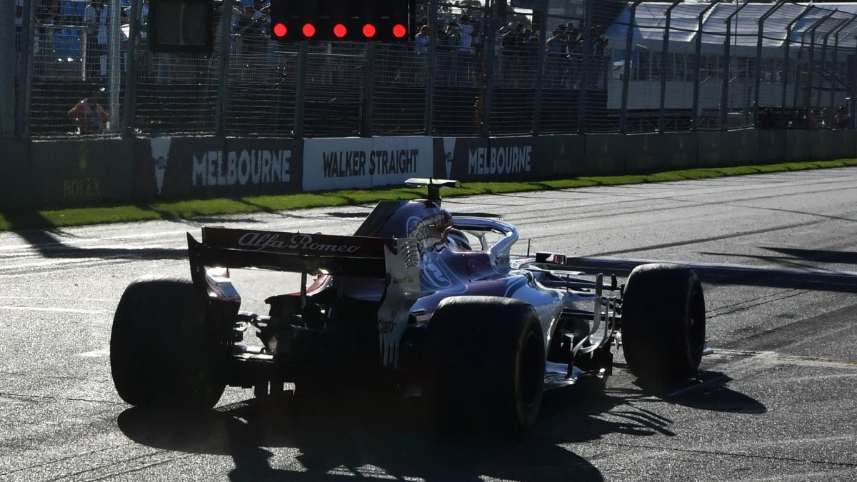 Charles Leclerc při pátečním tréninku v Melbourne v Austrálii