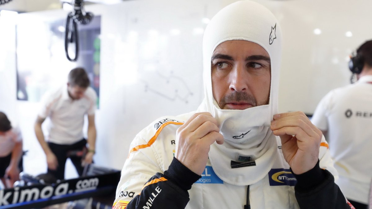 Fernando Alonso při pátečním tréninku v Melbourne v Austrálii