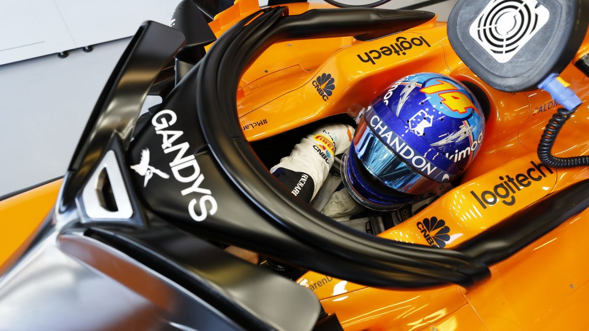 Fernando Alonso při pátečním tréninku v Melbourne v Austrálii