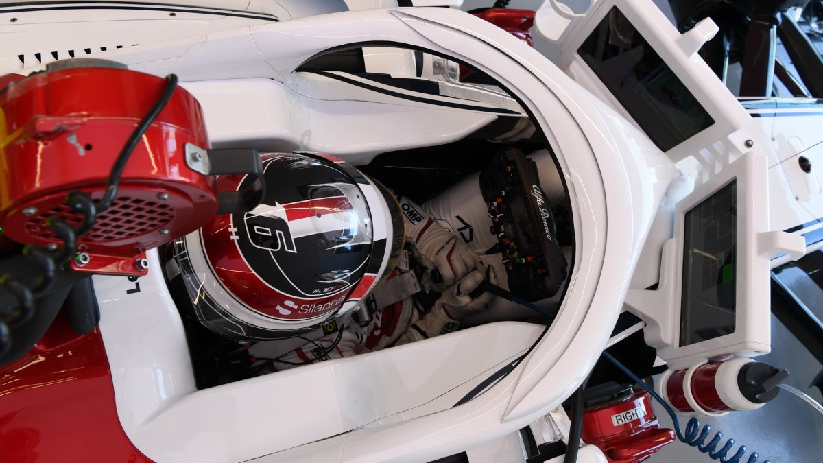 Charles Leclerc při pátečním tréninku v Melbourne v Austrálii