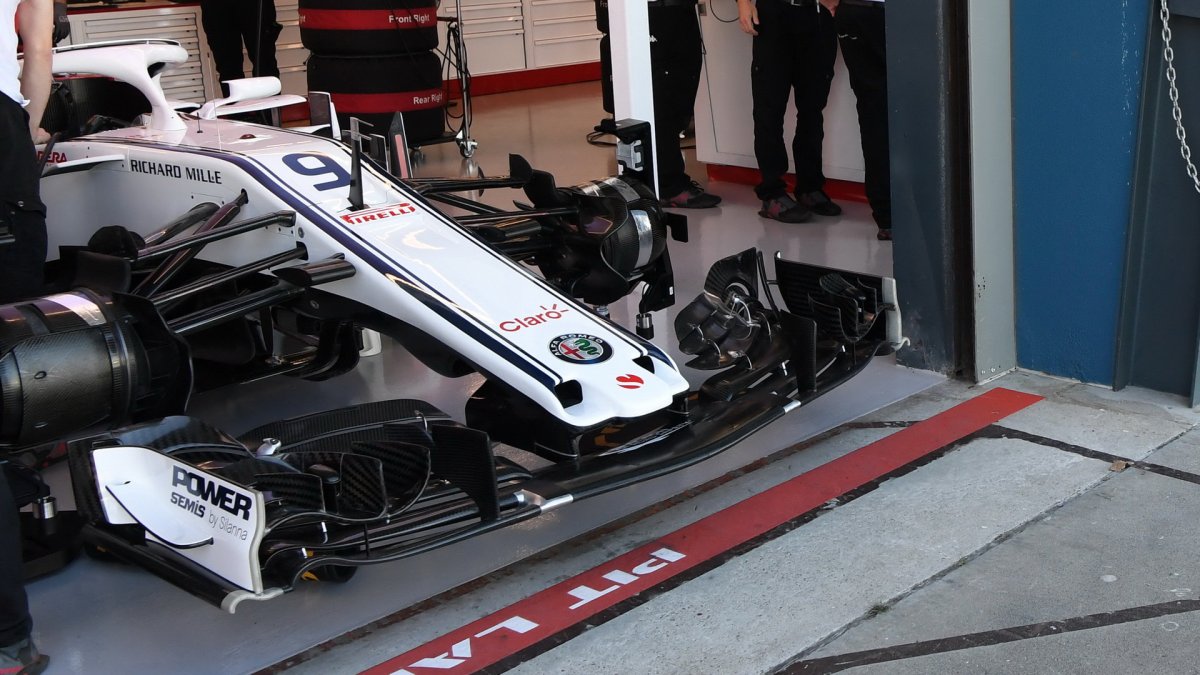 Přední křídlo vozu Sauber při pátečním tréninku v Melbourne v Austrálii