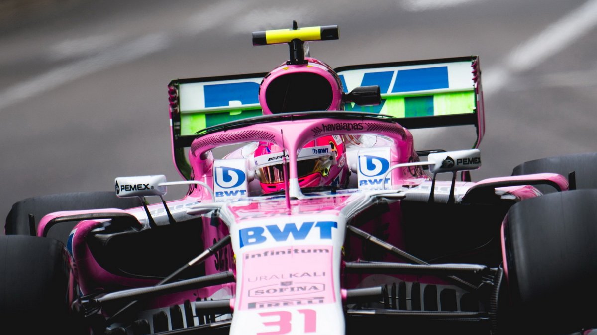 Esteban Ocon s Flow-visem na zadním křídle v tréninku v Monaku
