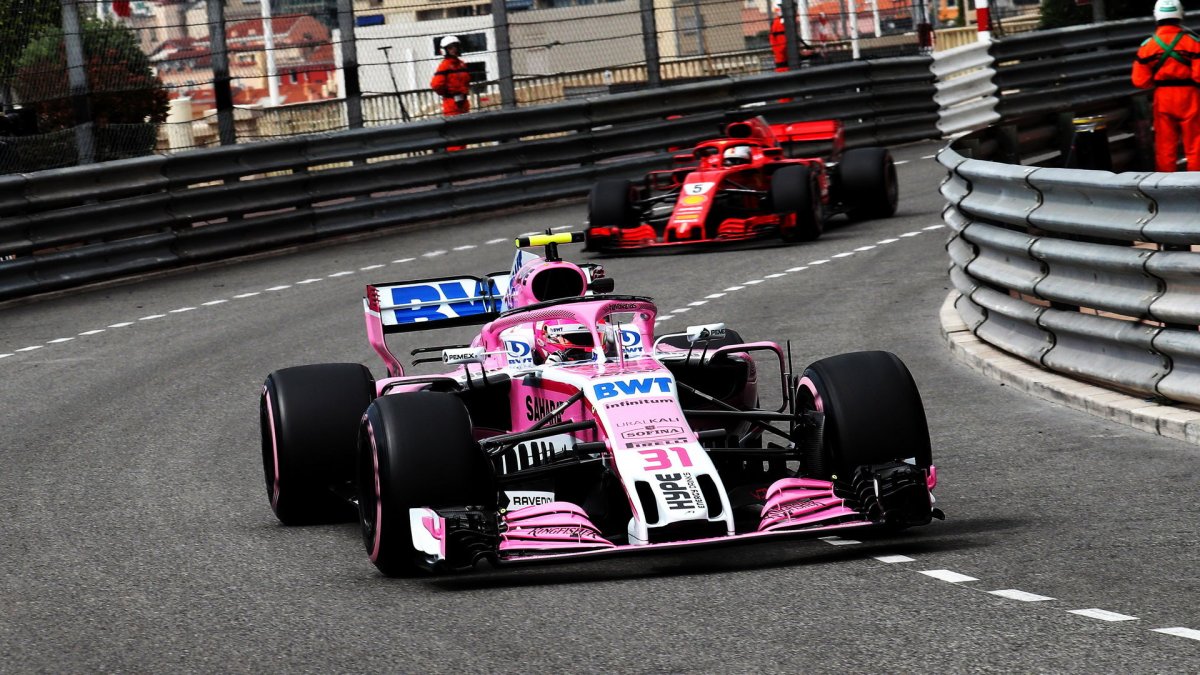 Esteban Ocon a Sebastian Vettel v tréninku v Monaku