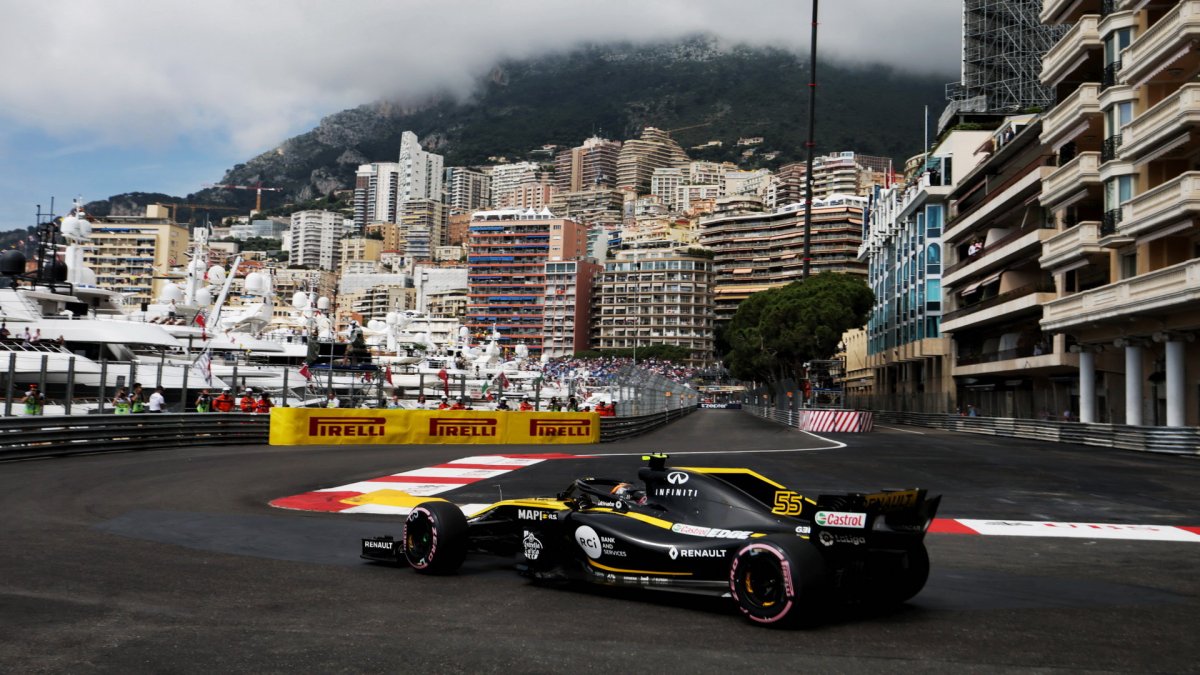 Carlos Sainz v tréninku v Monaku