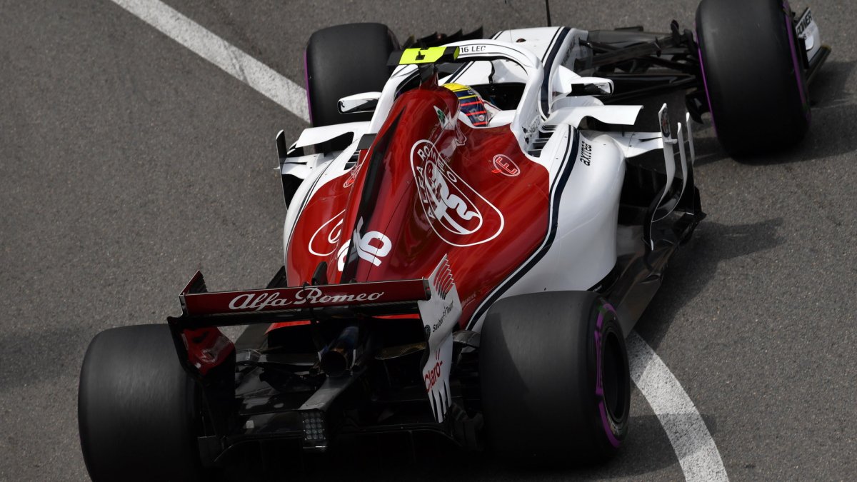 Charles Leclerc v tréninku v Monaku