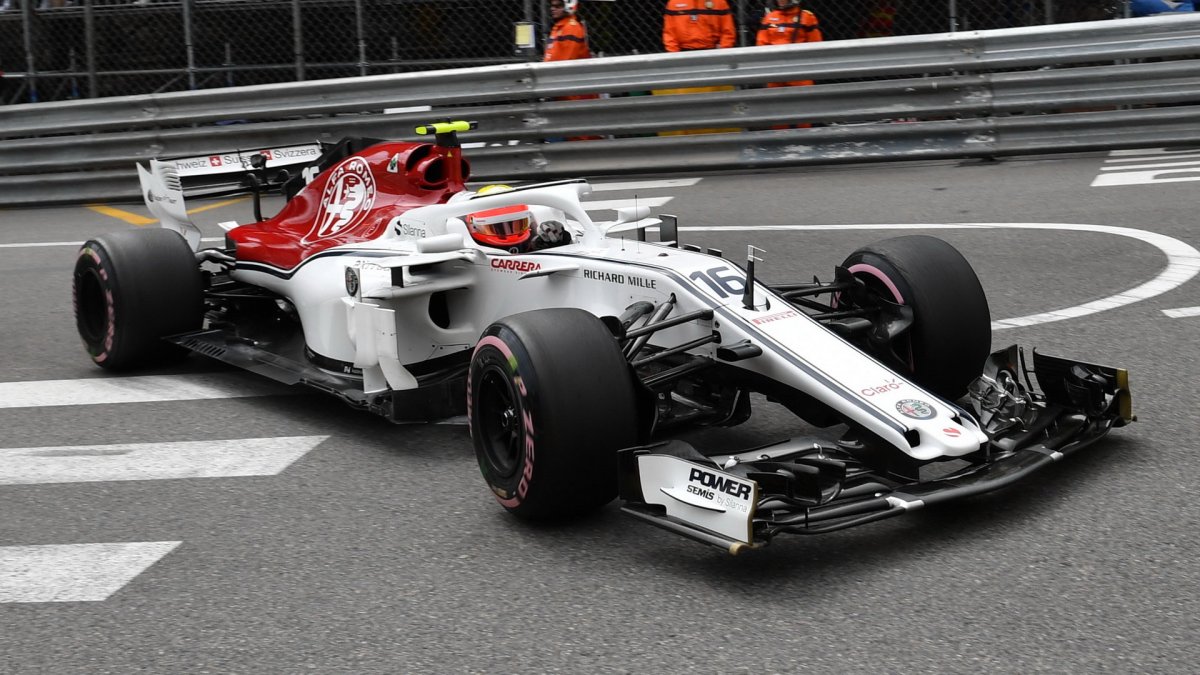 Charles Leclerc v tréninku v Monaku