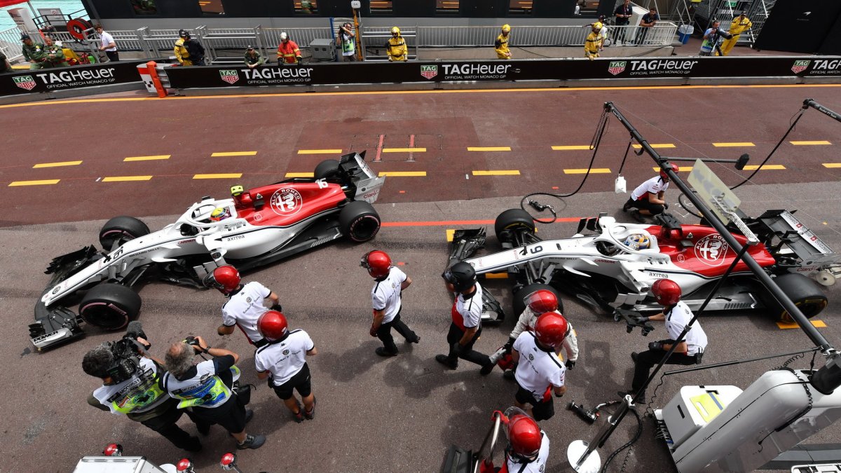 Charles Leclerc a Marcus Ericsson v tréninku v Monaku