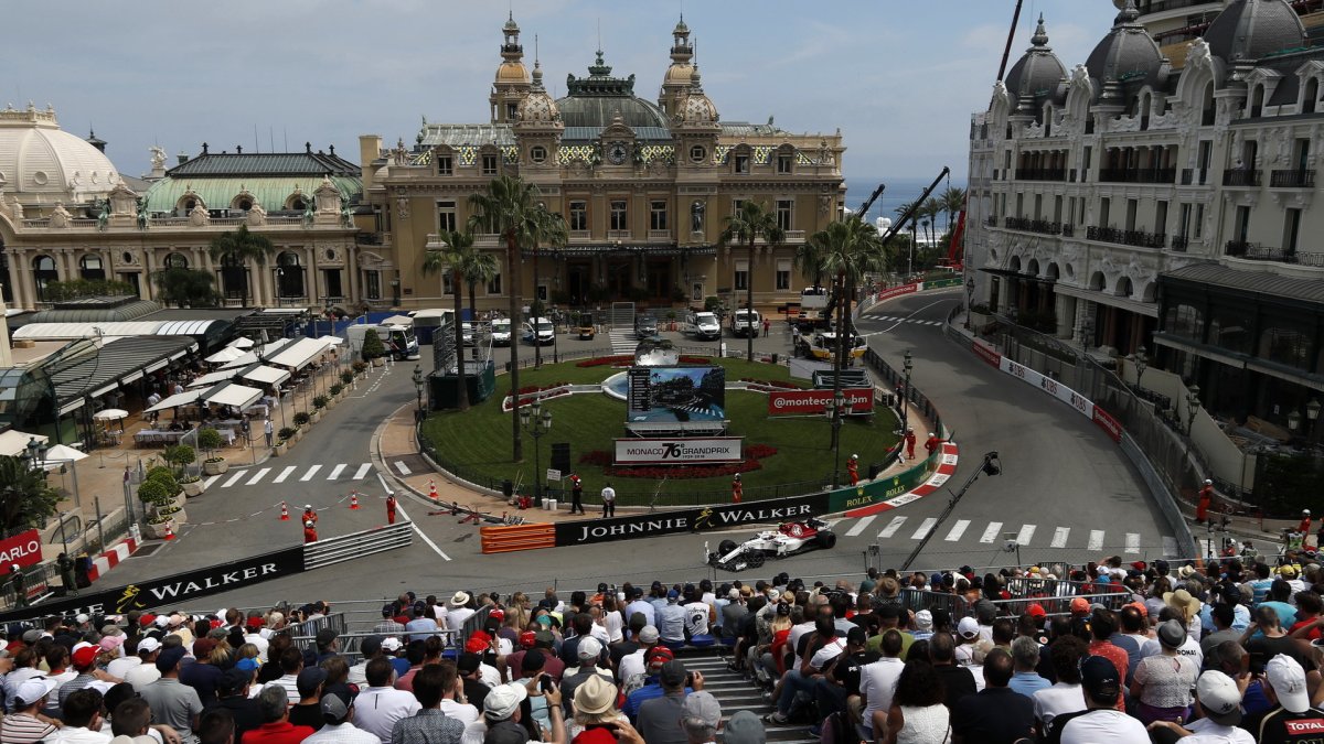 Charles Leclerc v tréninku v Monaku