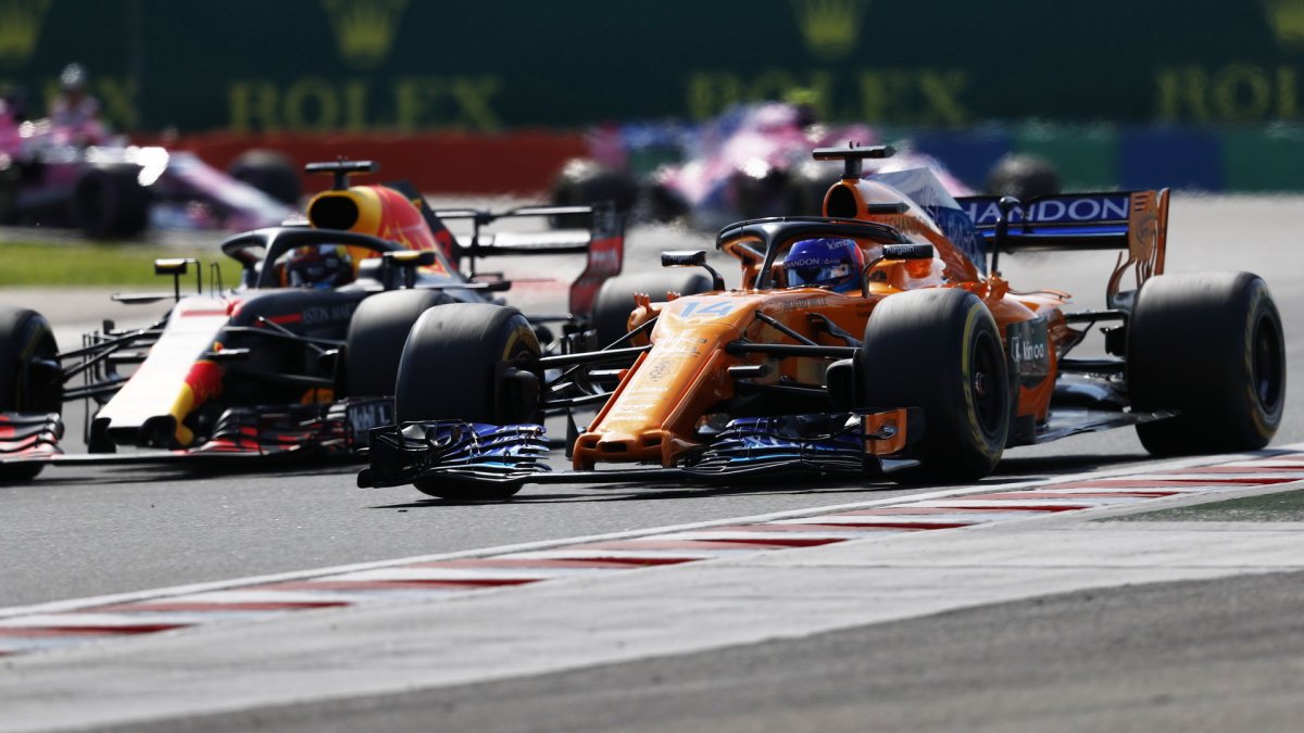 Fernando Alonso a Daniel Ricciardo v závodě v Maďarsku