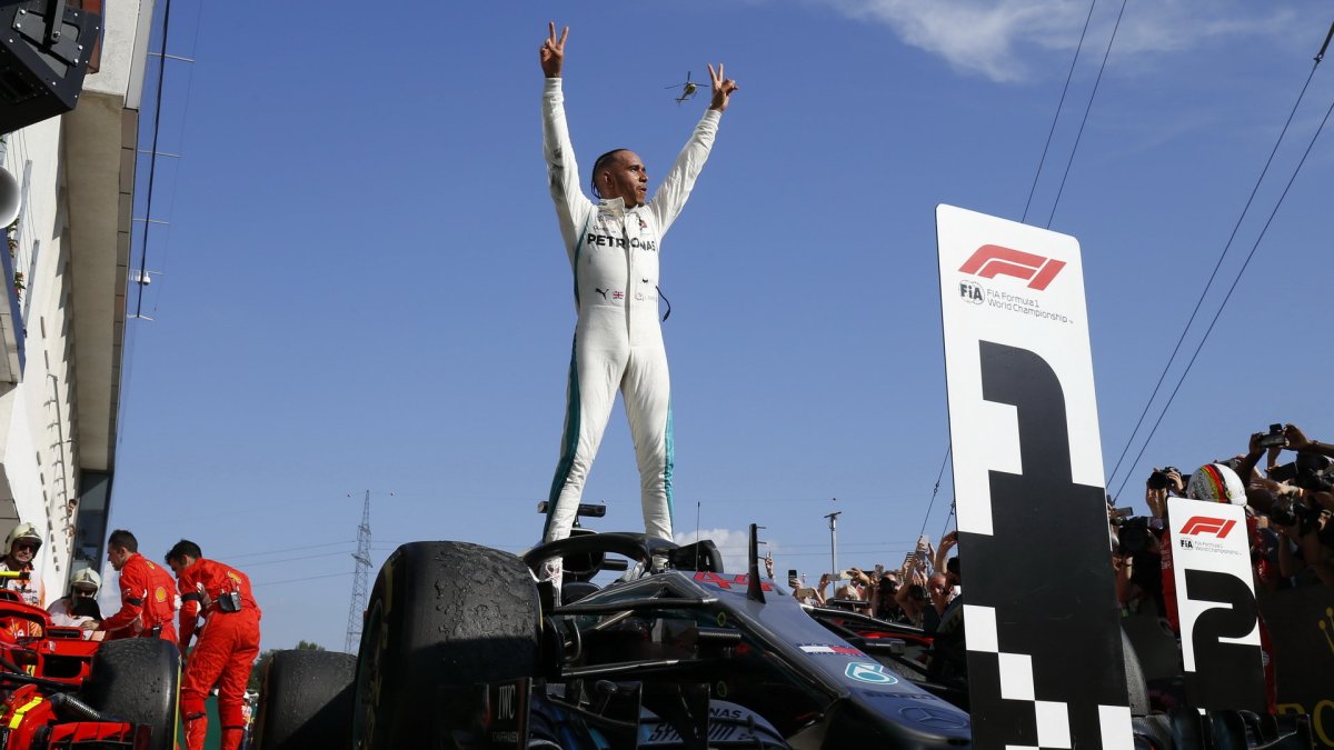 Lewis Hamilton se raduje z vítězství v závodě v Maďarsku