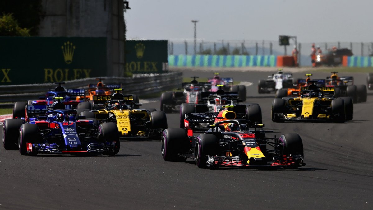 Max Verstappen a Pierre Gasly po startu závodu v Maďarsku