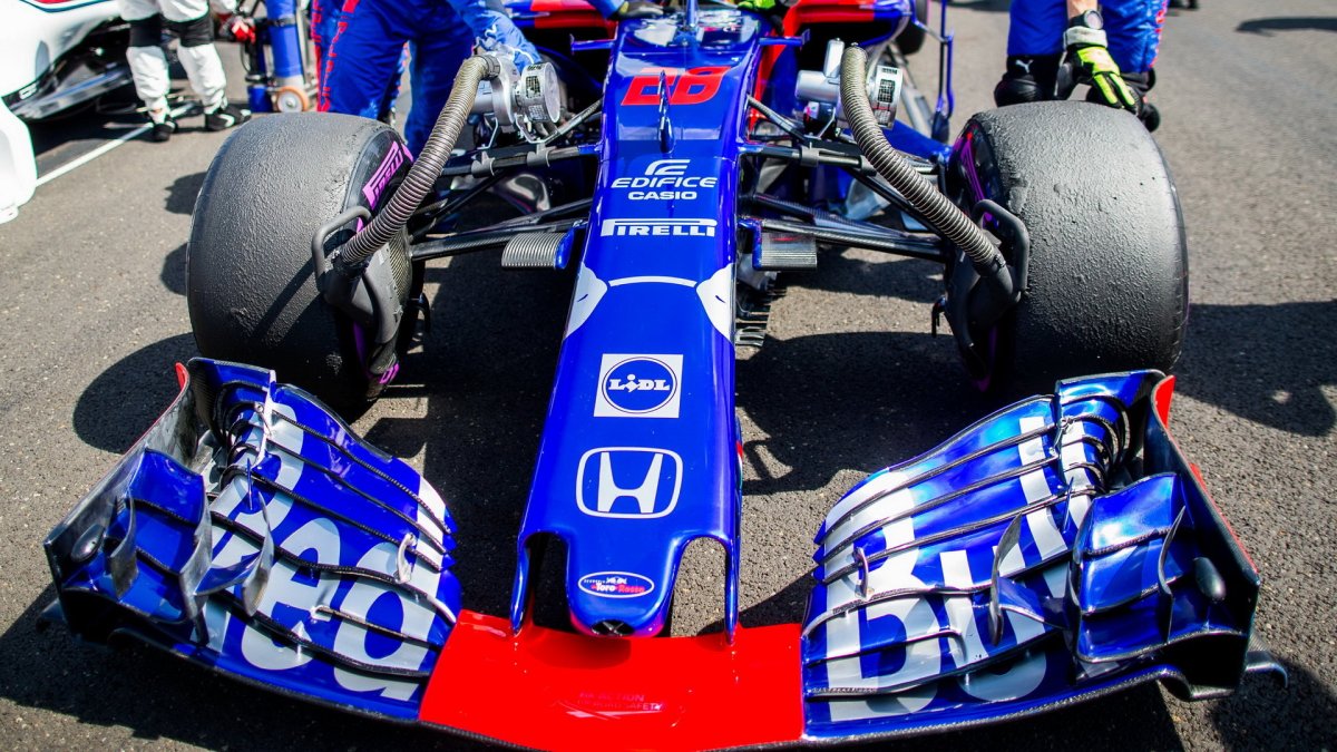 Přední křídlo vozu Toro Rosso závodem v Maďarsku