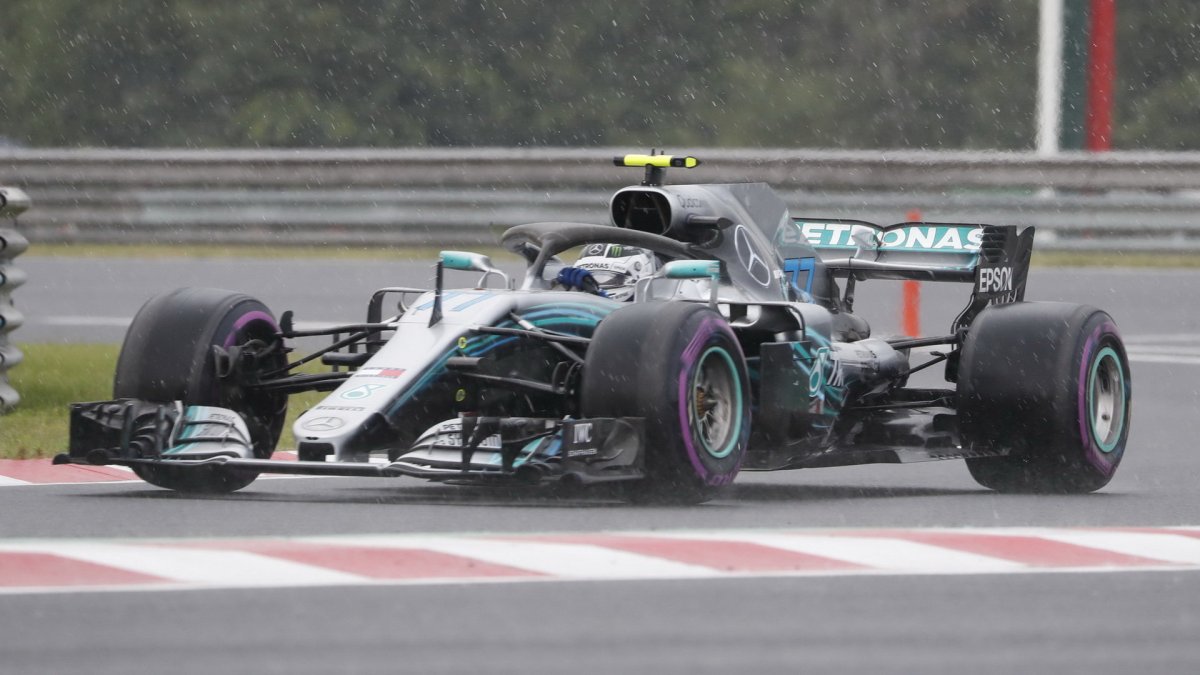 Valtteri Bottas za deštivé kvalifikace v Maďarsku