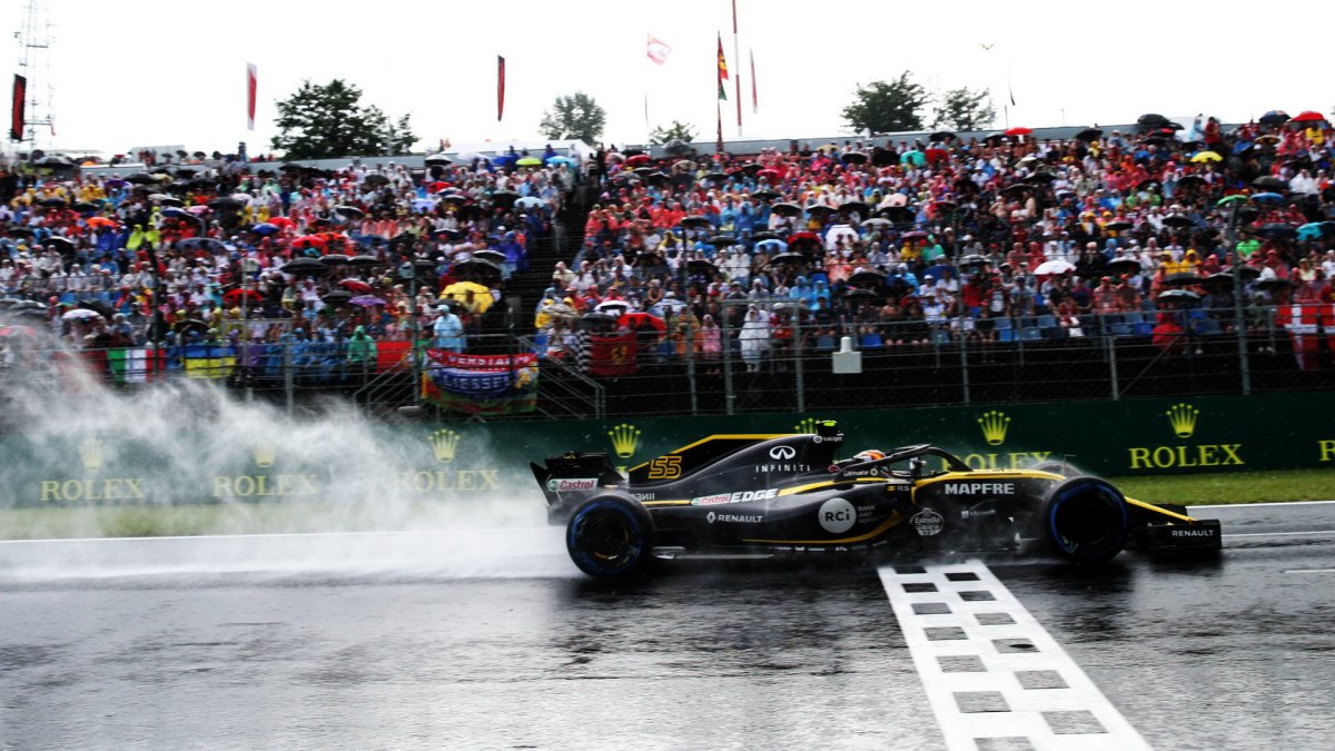 Carlos Sainz za deštivé kvalifikace v Maďarsku