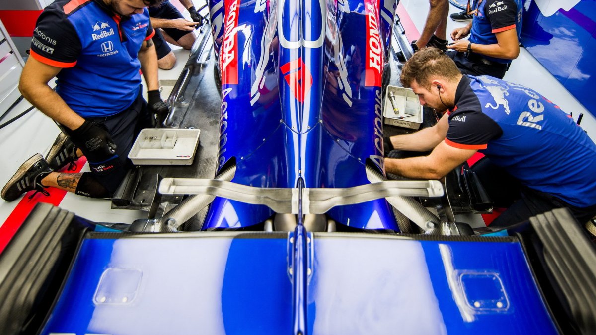 Zadní zavěšení vozu Toro Rosso v tréninku v Maďarsku
