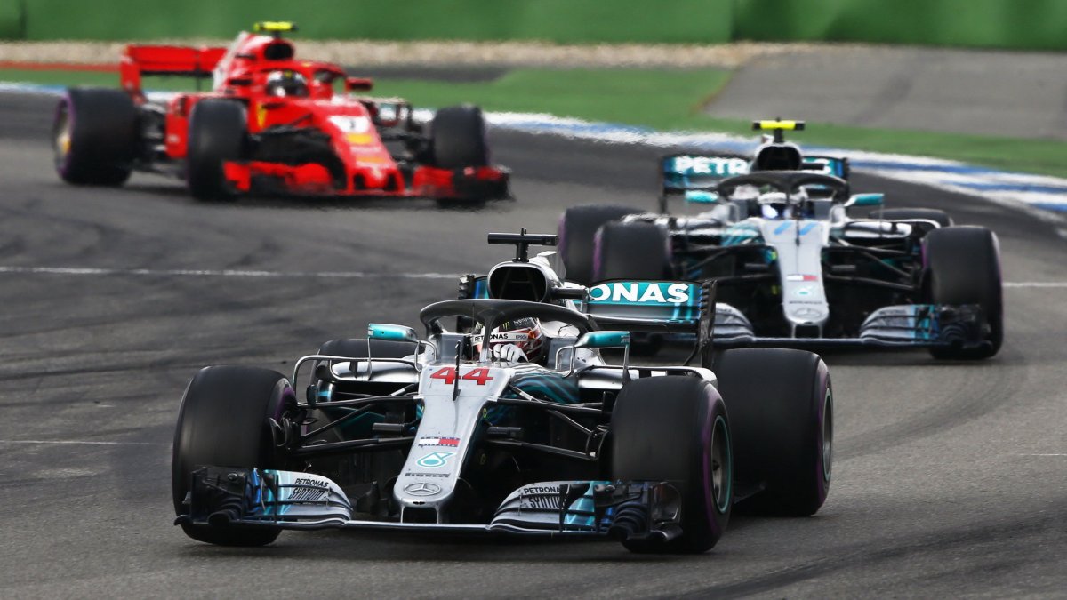Lewis Hamilton a Valtteri Bottas v závodě v Německu