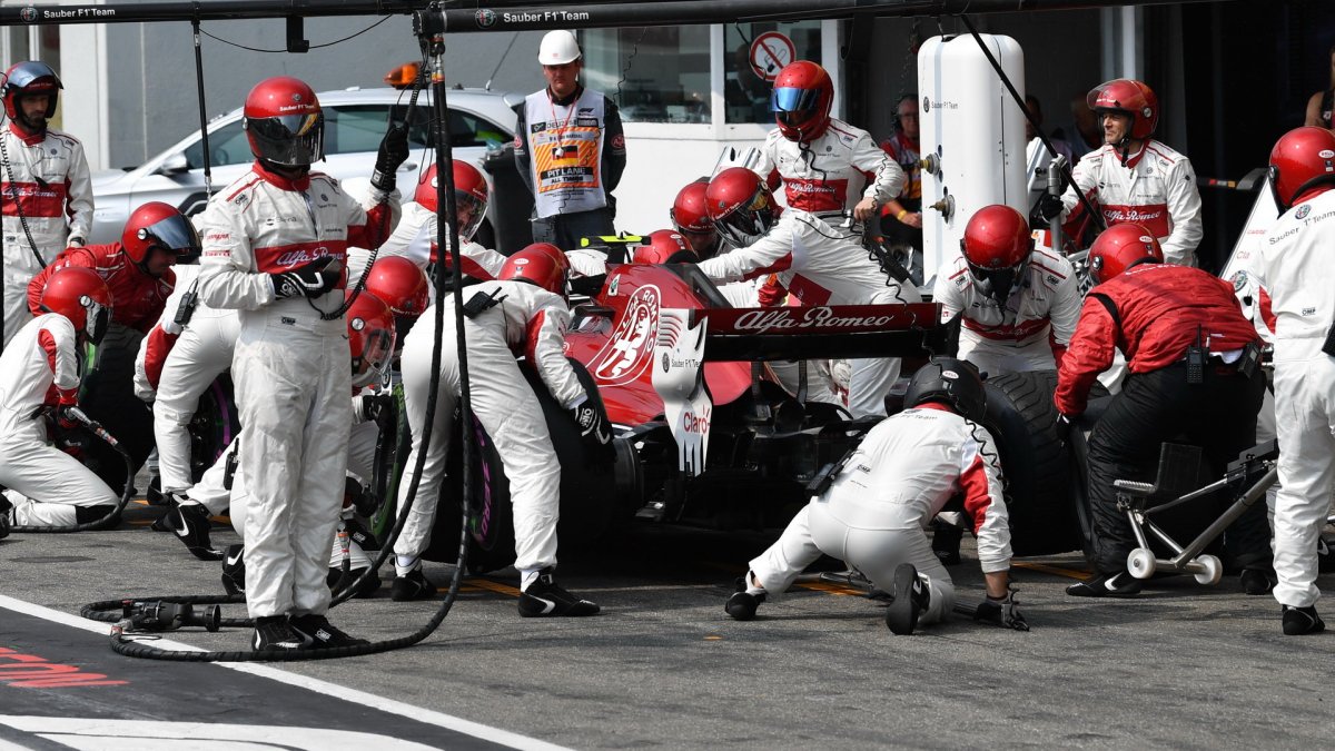Charles Leclerc v závodě v Německu