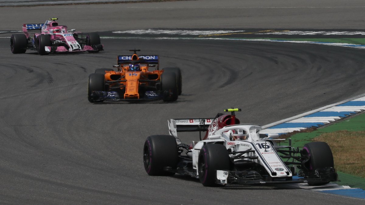 Charles Leclerc, Fernando Alonso a Esteban Ocon v závodě v Německu