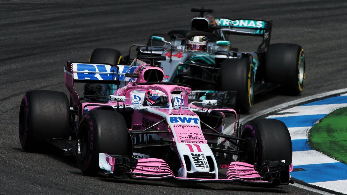 Sergio Pérez a Lewis Hamilton v závodě v Německu