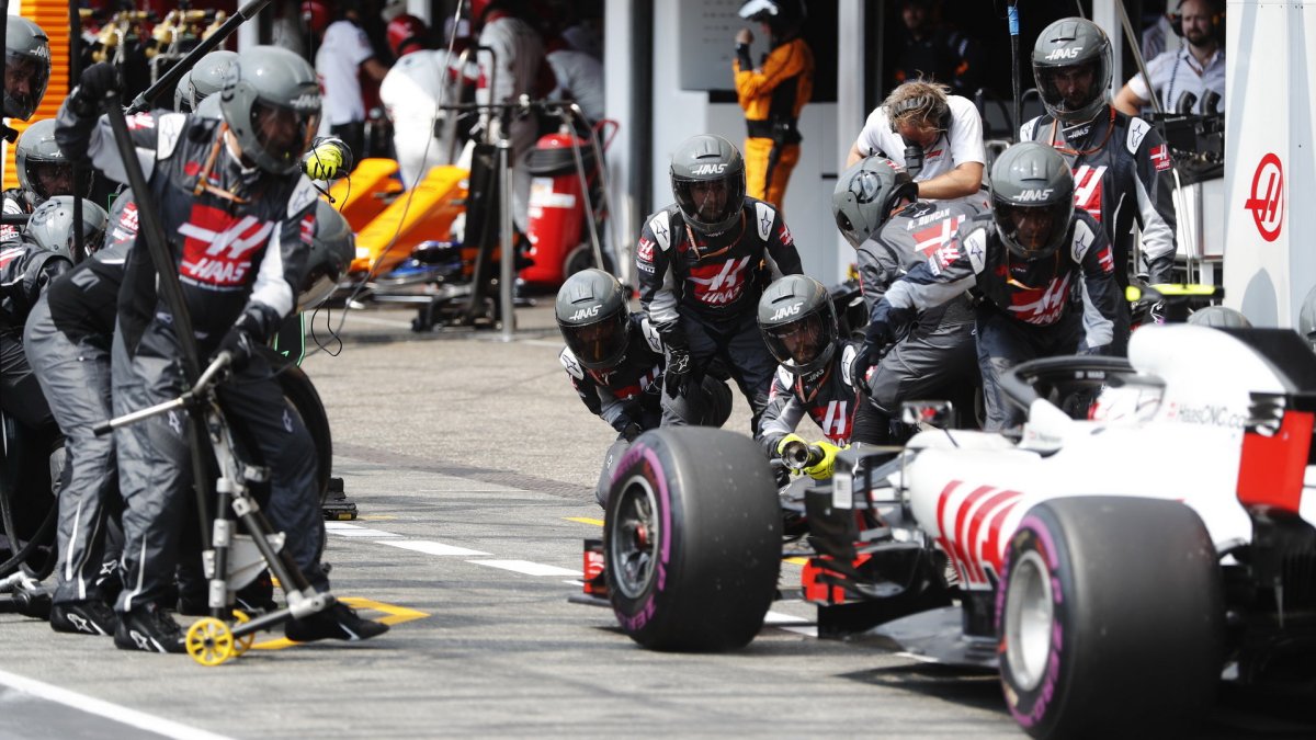 Kevin Magnussen v závodě v Německu