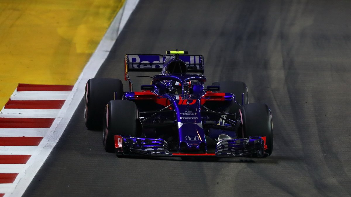 Pierre Gasly v závodě v Singapuru