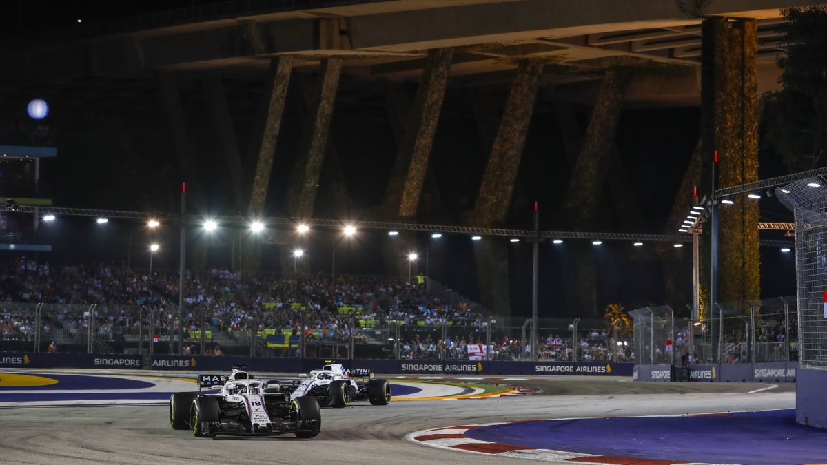 Lance Stroll a Sergej Sirotkin v závodě v Singapuru