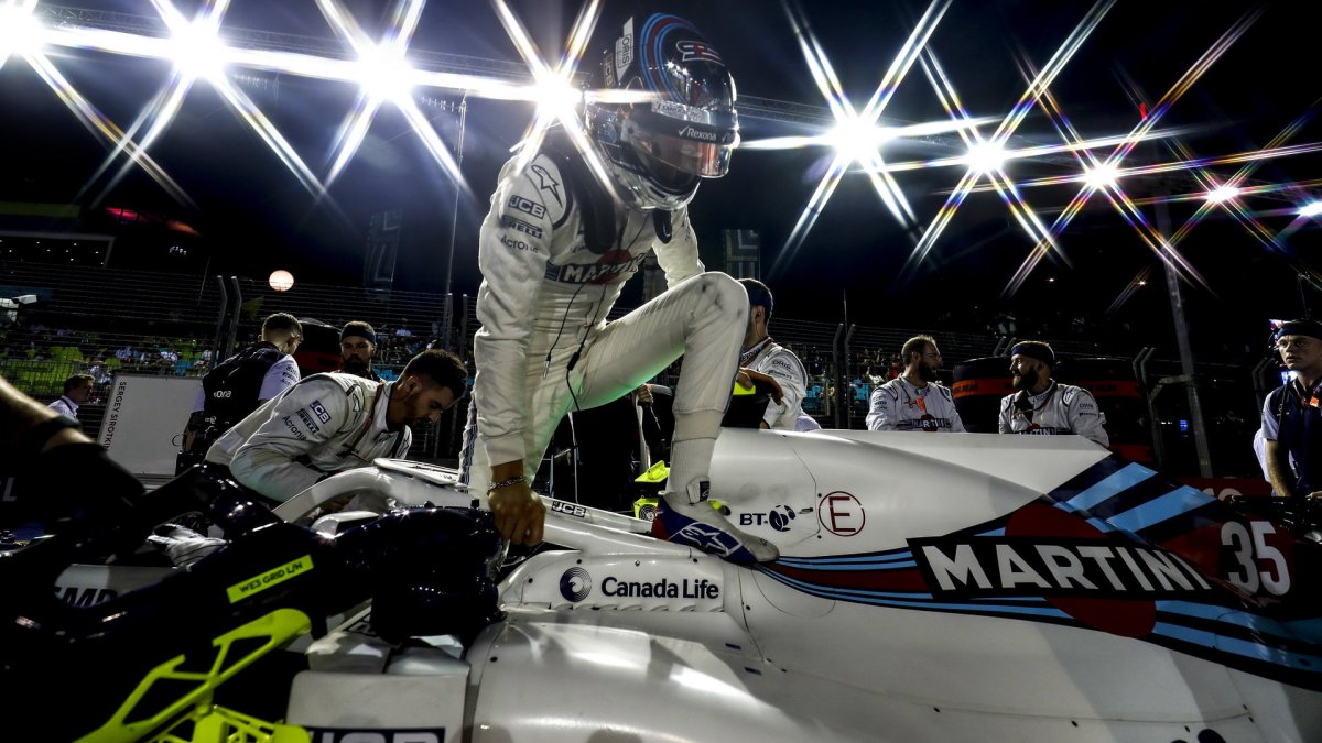 Sergej Sirotkin před závodem v Singapuru
