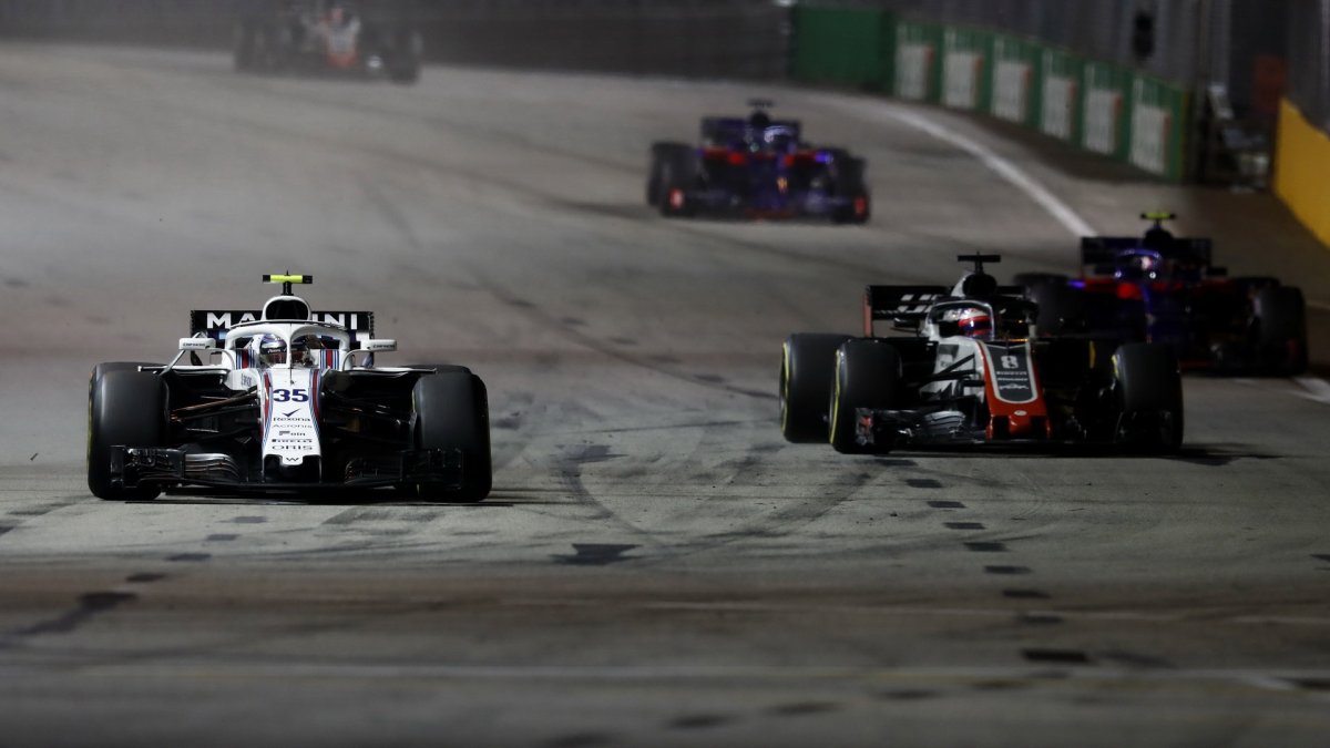 Sergej Sirotkin v závodě v Singapuru