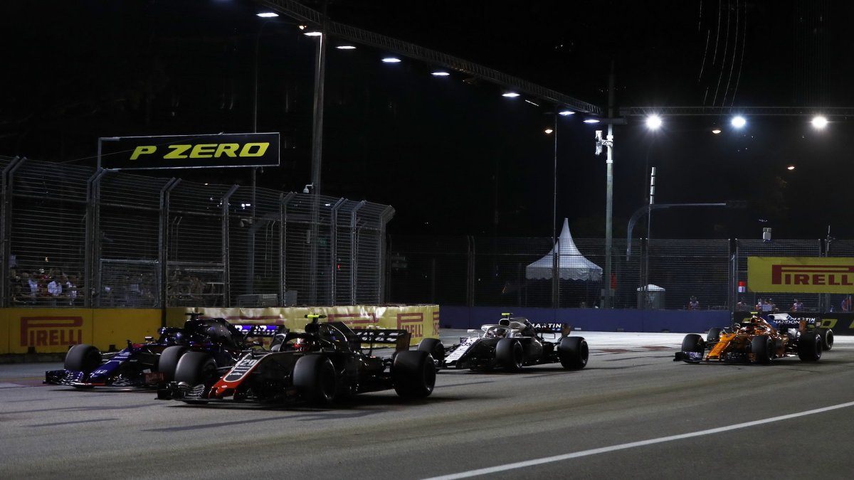 Kevin Magnussen a Brendon Hartley při startu závodu v Singapuru