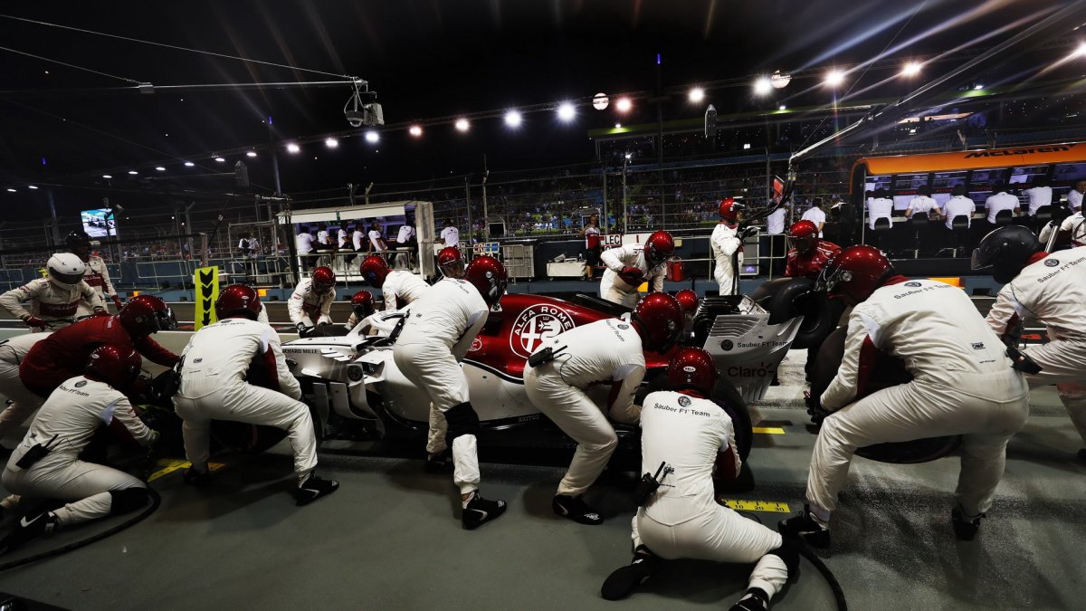 Charles Leclerc v závodě v Singapuru