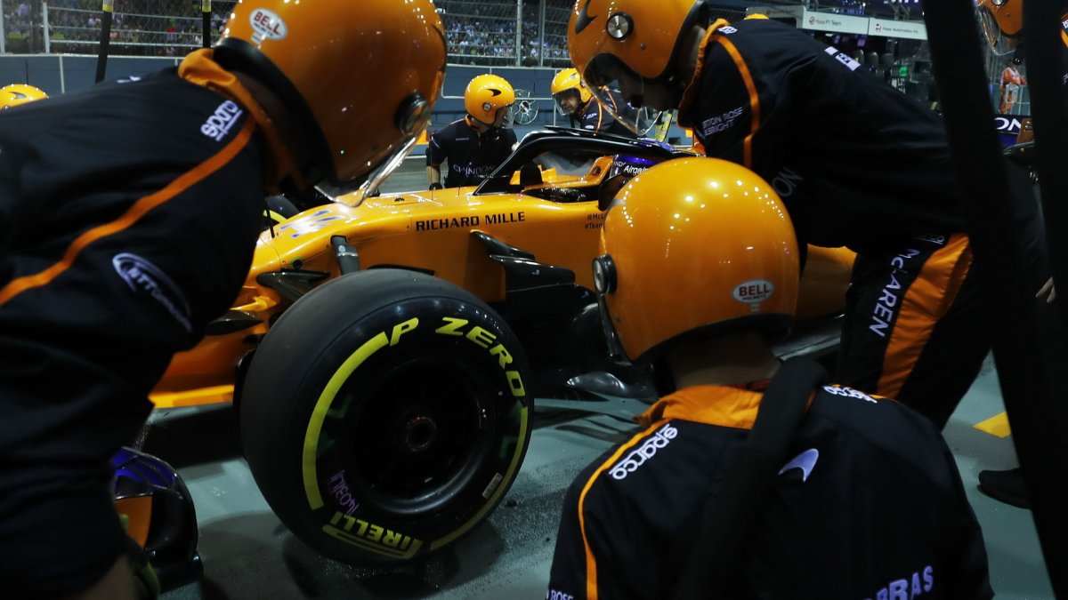 Fernando Alonso v závodě v Singapuru