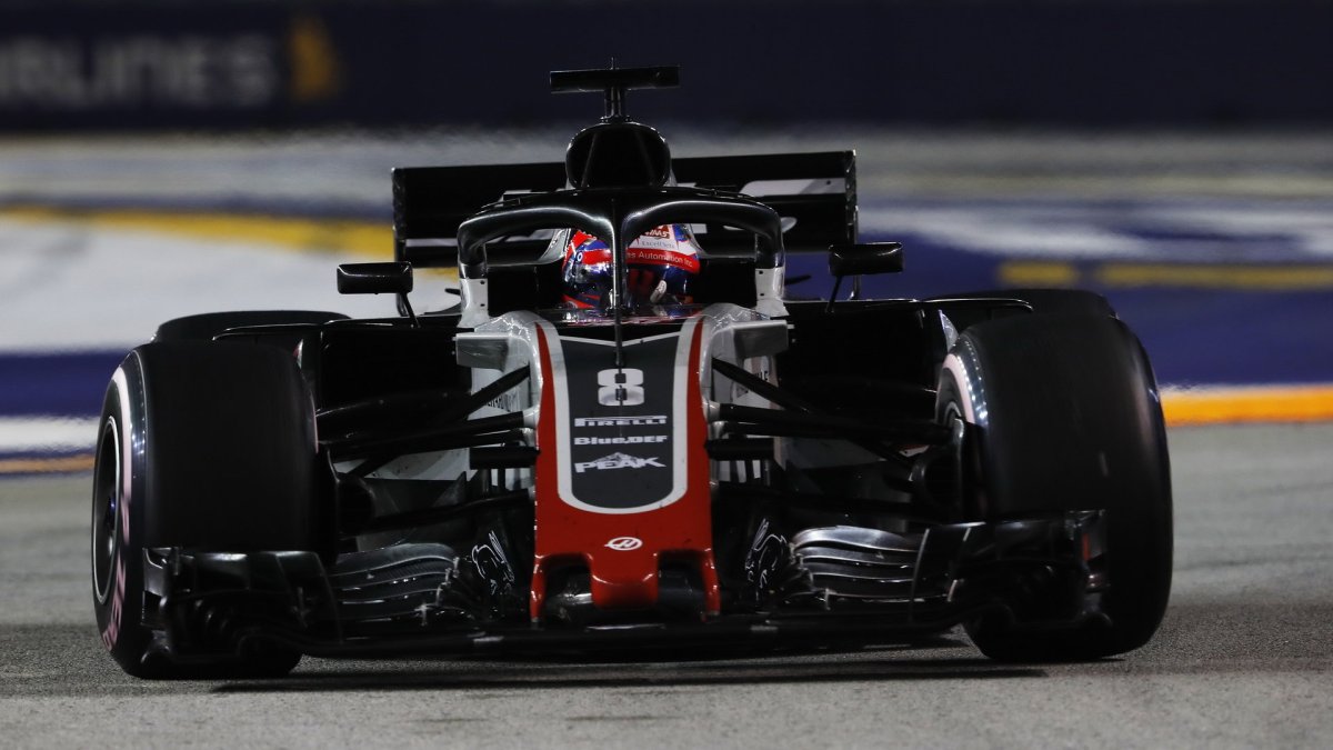 Romain Grosjean v závodě v Singapuru