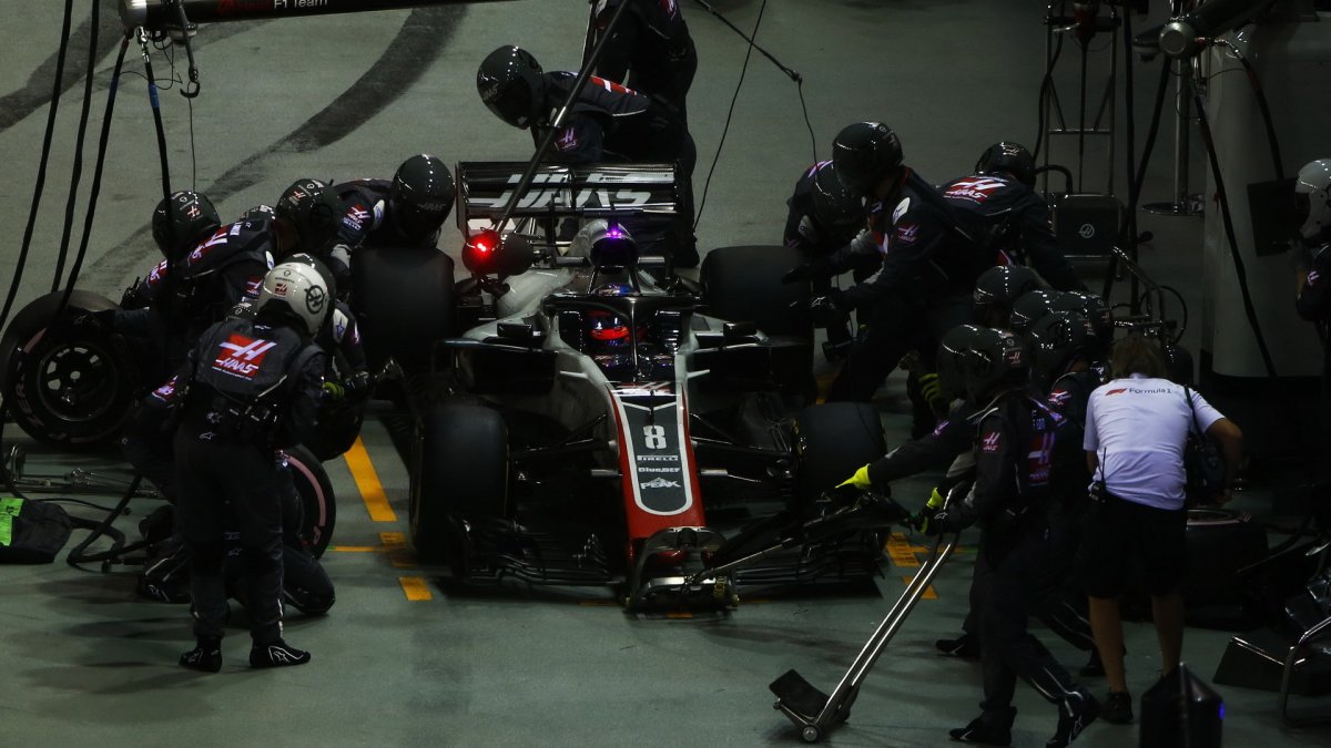 Romain Grosjean v závodě v Singapuru