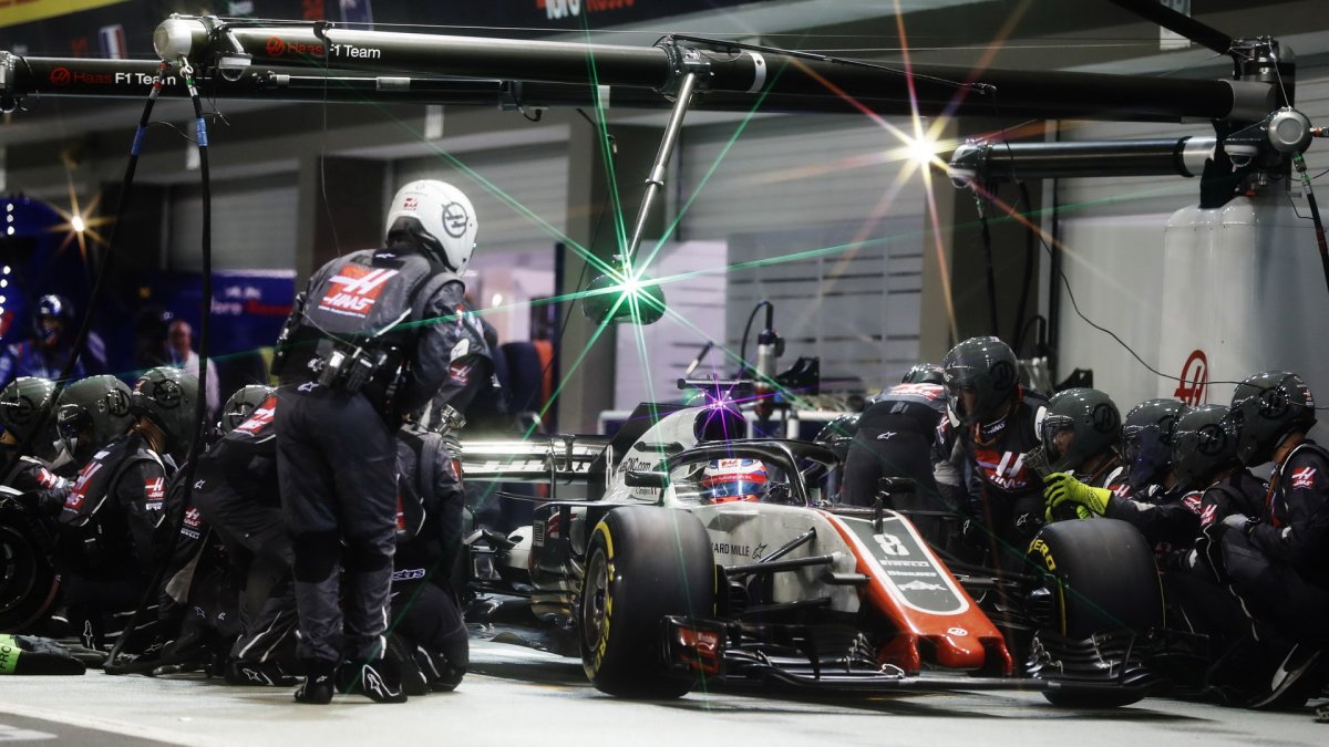 Romain Grosjean v závodě v Singapuru