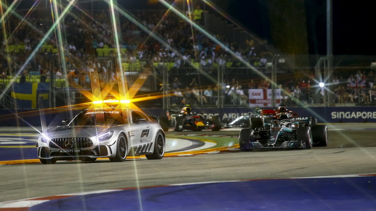 Lewis Hamilton za Safety carem v závodě v Singapuru