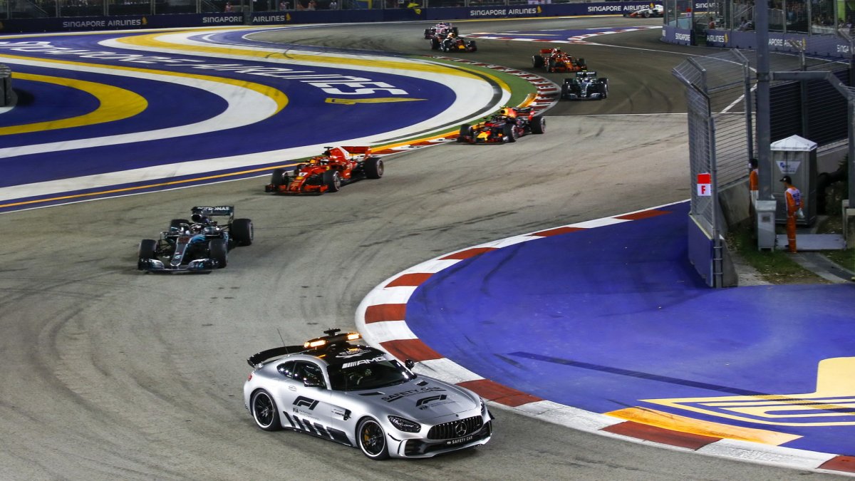 Lewis Hamilton za Safety carem v závodě v Singapuru