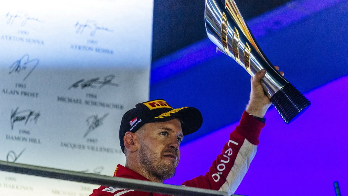 Sebastian Vettel na pódiu po závodě v Singapuru