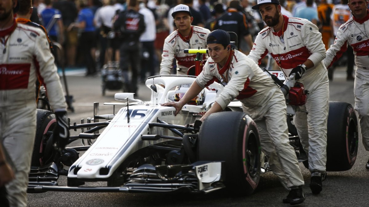Charles Leclerc před závodem v Abú Zabí